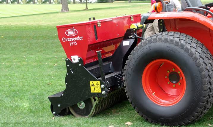 Máquina Overseeder 1575 realizando una resiembra